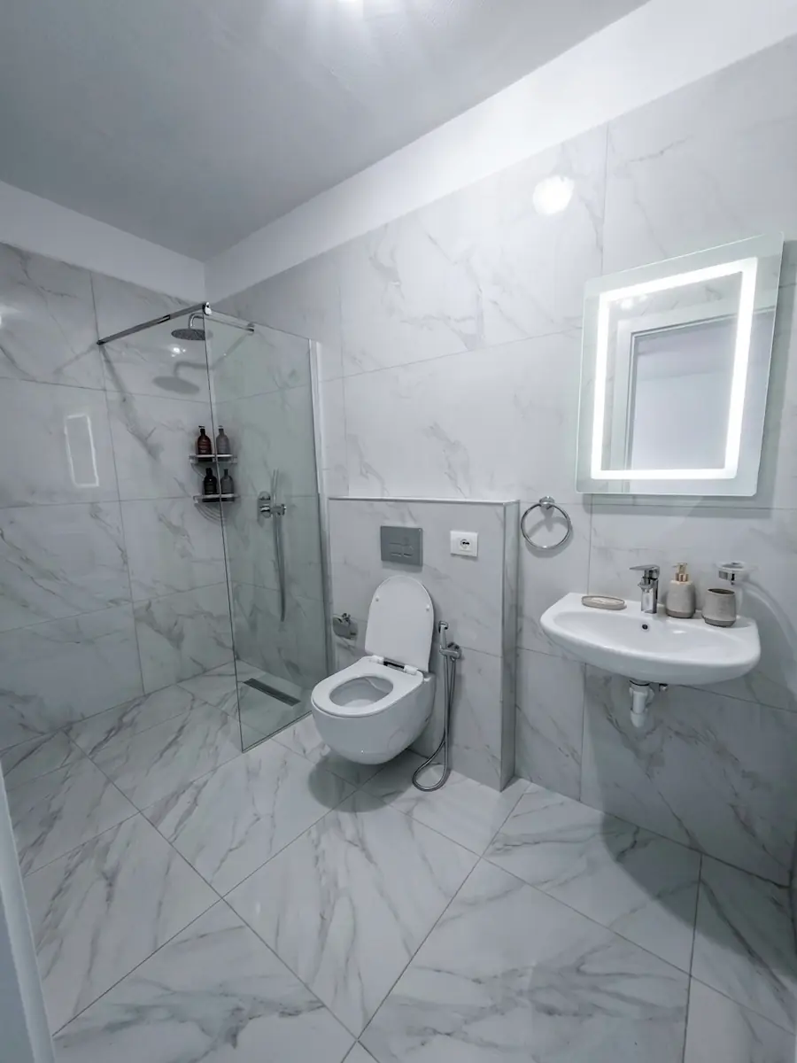 Nowoczesna łazienka z kabiną prysznicową w apartamencie Blue Oasis