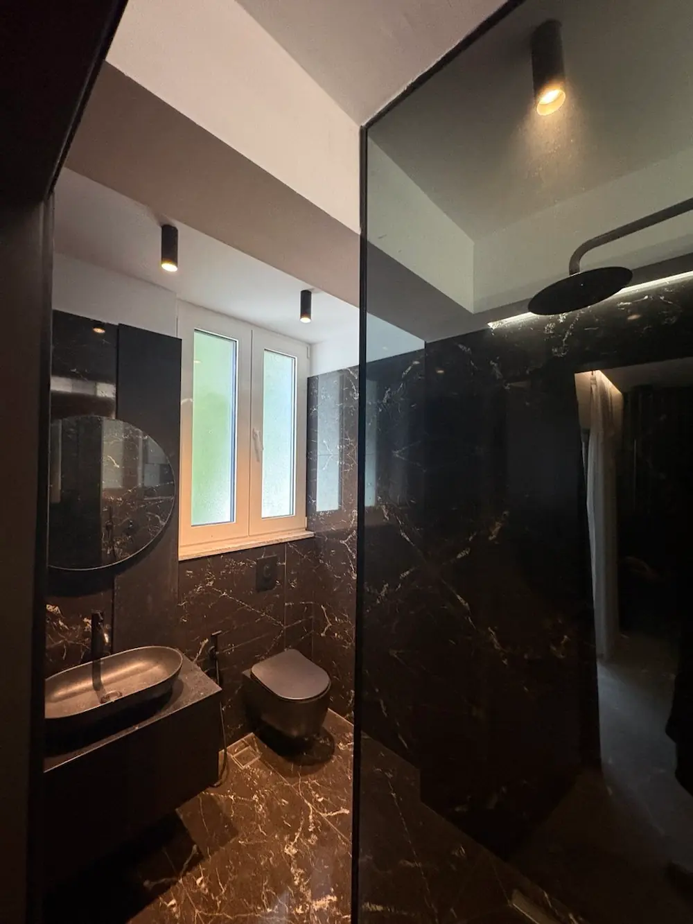 Prywatna łazienka wykończona w wysokim standardzie w Luxe Golem