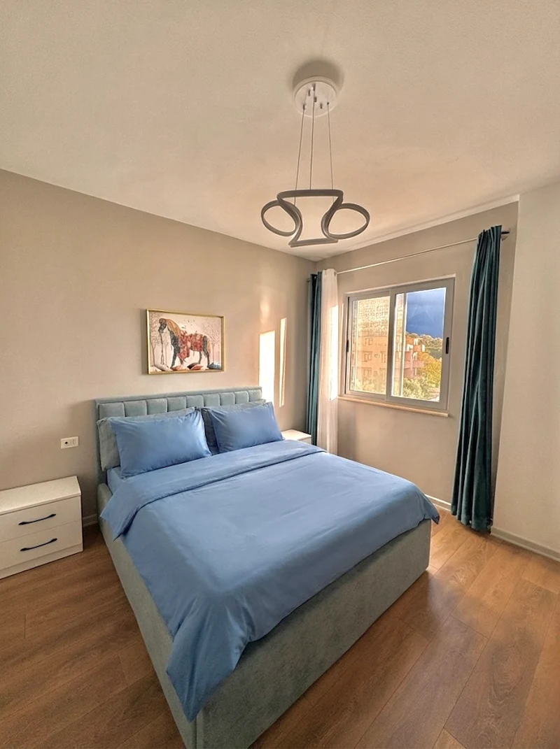 Stylowo urządzona sypialnia w apartamencie Panorama View